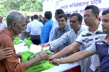 টাঙ্গাইলে বন্যার্তদের মাঝে ত্রাণ বিতরণ