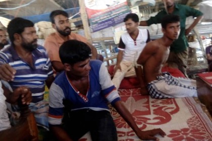 
কুয়াকাটায় দুই জেলেকে রশি বেঁধে নির্যাতন  