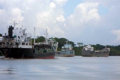 নৌযান ধর্মঘটে অচল মংলা বন্দর