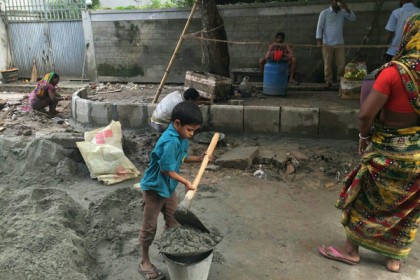 উন্নয়ন কাজে শিশু শ্রমিক