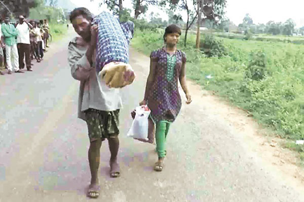 স্ত্রীর লাশ কাঁধে নিয়ে ১২ কিলোমিটার হাঁটলেন স্বামী
