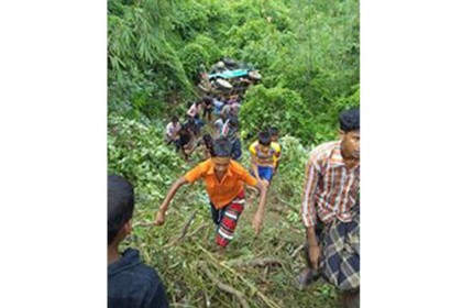 খাগড়াছড়িতে চাঁদের গাড়ি উল্টে স্কুলছাত্রীসহ নিহত ২