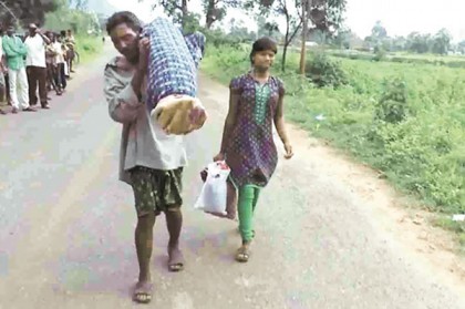 স্ত্রীর লাশ কাঁধে নিয়ে ১২ কিলোমিটার হাঁটলেন স্বামী

