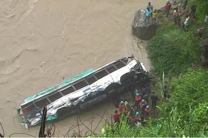 নেপালে যাত্রীবাহী বাস নদীতে, নিহত ২০