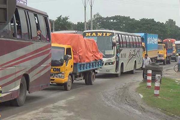 ঢাকা-টাঙ্গাইল মহাসড়কে তীব্র যানজট