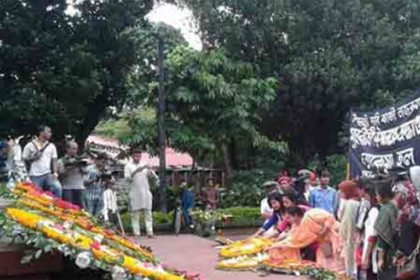 জাতীয় কবির সমাধিতে সর্বস্তরের মানুষের শ্রদ্ধা