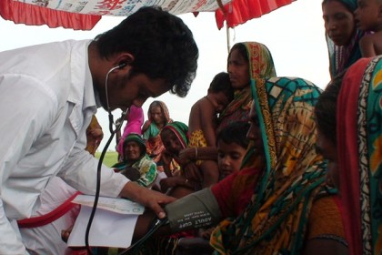 সিরাজগঞ্জে বন্যার্তদের পাশে তরুণ চিকিৎসকদল