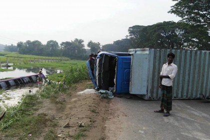 ধামরাইয়ে বাস খাদে পড়ে শিশু নিহত, আহত ২৫