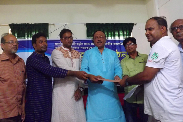 আরইউজে সদস্যদের মধ্যে কল্যাণ ট্রাস্টের চেক হস্তান্তর