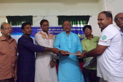 আরইউজে সদস্যদের মধ্যে কল্যাণ ট্রাস্টের চেক হস্তান্তর