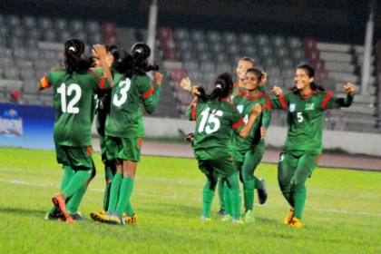 সিঙ্গাপুরকে উড়িয়ে দিল বাংলাদেশের মেয়েরা