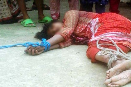 গৃহবধূকে হাত-পা বেঁধে নির্যাতন, মৃত ভেবে পালাল স্বামী-শাশুড়ি