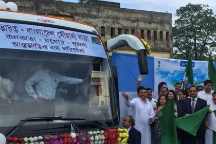 কলকাতা-খুলনা যাত্রীবাহী বাসের পরীক্ষামূলক যাত্রা শুরু 