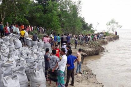 উত্তাল পদ্মায় হুমকির মুখে রাজবাড়ী শহর রক্ষা বাঁধ