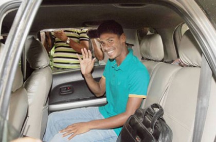 সন্ধ্যায় ঢাকা ফিরেছেন মোস্তাফিজ
