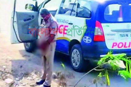 প্রকাশ্য রাস্তায় দাঁড়িয়ে পুলিশ কর্মকর্তার মূত্র ত্যাগ!
