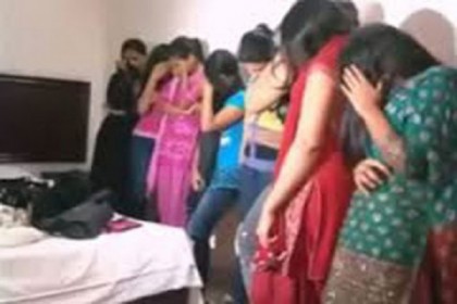 নারী পাচার করে কোটিপতি দিল্লির দম্পতি