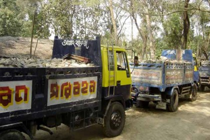 লামায় পাথর পাচার, ৫ ট্রাক জব্দ

