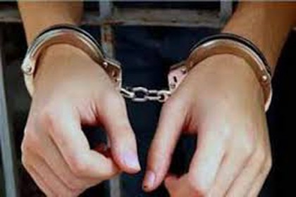 পুলিশের গাড়ি থেকে পালিয়েও রক্ষা পেল না মিদুল 



