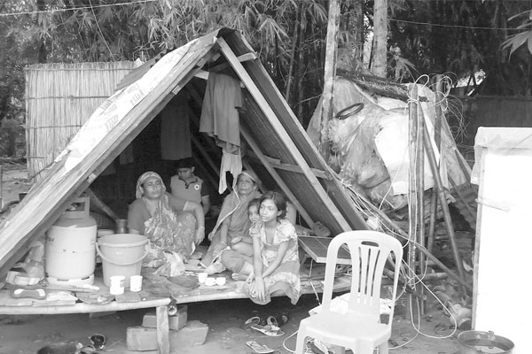 ‘রাক্ষুসে নদী ব্যাবাক খায়া ফেলছে’