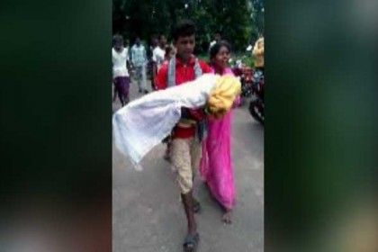 মেয়ের লাশ কোলে নিয়ে ছয় কিলোমিটার হাঁটলেন বাবা-মা