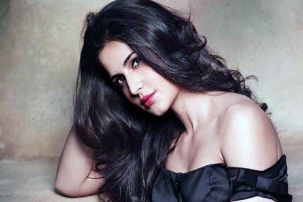‘কালা চশমা’ প্রচারণার মাঝ পথেই ঘুমিয়ে পড়লেন ক্যাটরিনা (ভিডিও)