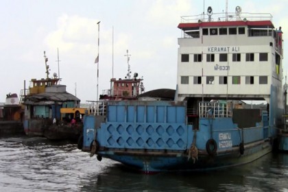 
কাওড়াকান্দি-শিমুলিয়া নৌরুটে ফেরি চলাচল বন্ধের আশঙ্কা
