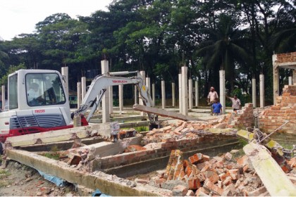 নোয়াখালী পৌরসভার জায়গায় নির্মানাধীন ১৪০ দোকান উচ্ছেদ