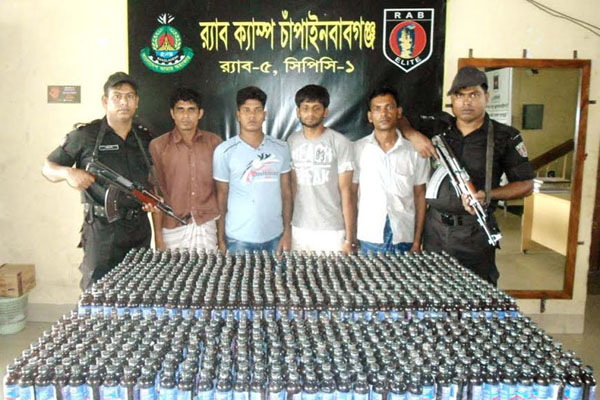 পেঁয়াজভর্তি ট্রাক থেকে ফেনসিডিল উদ্ধার, আটক ৪

