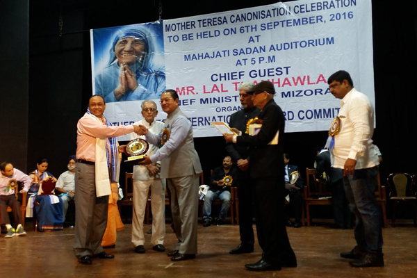 মাদার তেরেসা অ্যাওয়ার্ড পেলেন বসুন্ধরা গ্রুপের চেয়ারম্যান