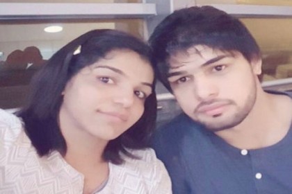কাকে বিয়ে করছেন সাক্ষী? 
