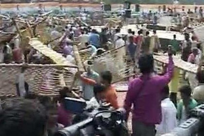 রাহুল গান্ধির সভায় 'হরিলুট'