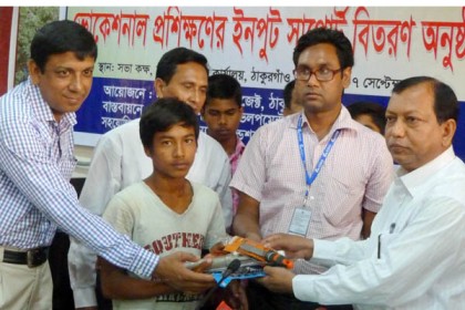 শিশু শ্রমিকদের মাঝে ভোকেশনাল মালামাল বিতরণ
