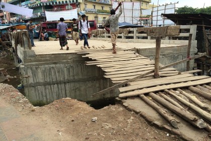 শান্তির ব্রিজের জন্য ভেগান্তিতে ৫০ হাজার মানুষ