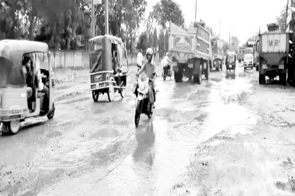 খানাখন্দে বেহাল মহাসড়ক