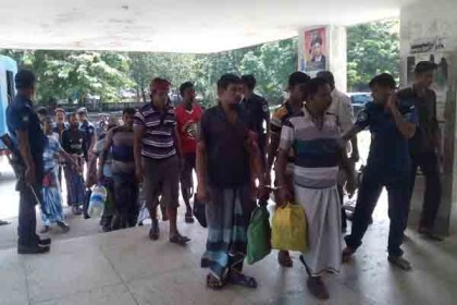 আত্মসমর্পণ করা ১৪ বনদস্যুকে বাগেরহাট কারাগারে প্রেরণ