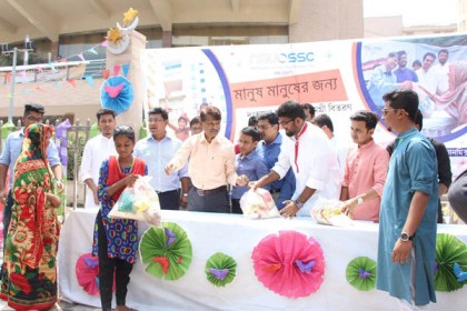 দুস্থদের মাঝে নর্থ সাউথ ইউনিভার্সিটির সোস্যাল সার্ভিসেস ক্লাবের ঈদ উপহার 