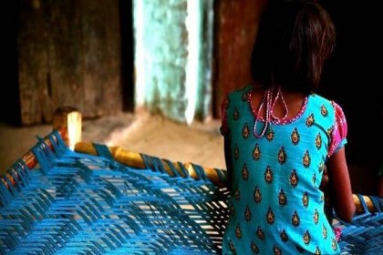 মদের লোভে ধর্ষকের কাছে শিশুকন্যাকে বিক্রি করল মা!

