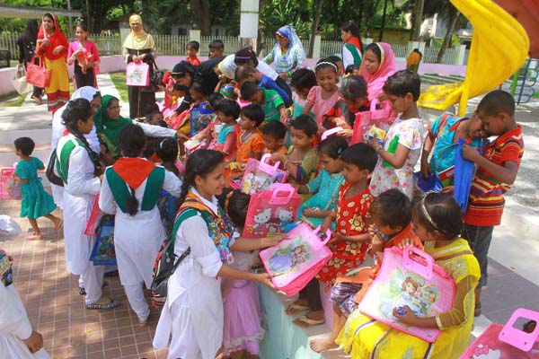 বরিশালে সুবিধা বঞ্চিত শিশুদের নিয়ে গার্ল গাইডস্'র কর্মসূচি
