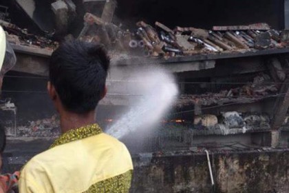 কারখানায় আটকা পড়েছেন ৩ শতাধিক শ্রমিক