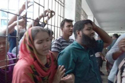 
নিখোঁজ শ্রমিকের খোঁজে স্বজনরা  

