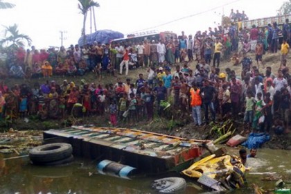 টাঙ্গাইলে বাস-ট্রাক সংঘর্ষে নিহত ৫