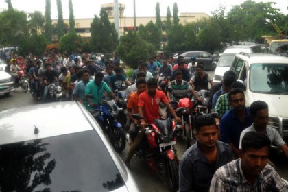 ছাত্রলীগ নেতাকে স্বাগত জানাতে মহড়া, নাকাল সাধারণ মানুষ