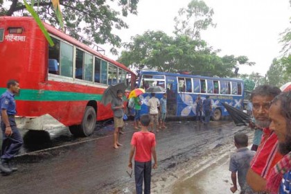 দিনাজপুরে দুই বাসের সংঘর্ষে নিহত ১, আহত ৪০
