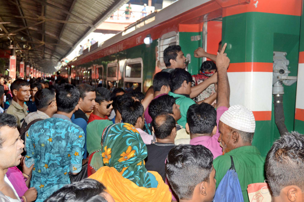 কমলাপুরে ঘরমুখো মানুষের ঢল