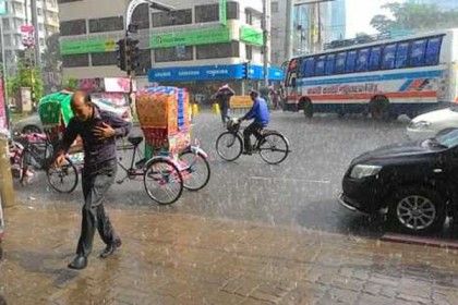 বৃষ্টিতে ধুয়ে গেল রাজধানী