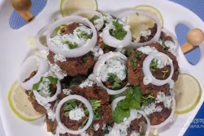 পুরান ঢাকার ঐতিহ্যবাহী নবাবি তাওয়া কাবাব (ভিডিওতে)
