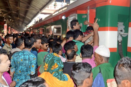 কমলাপুরে ঘরমুখো মানুষের ঢল