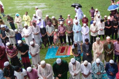 শোলাকিয়ার ঈদ জামাতে বৃষ্টি বিড়ম্বনা