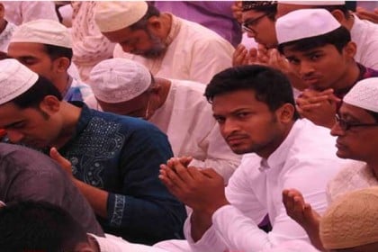মাগুরায় ঈদের নামাজ আদায় করলেন সাকিব
